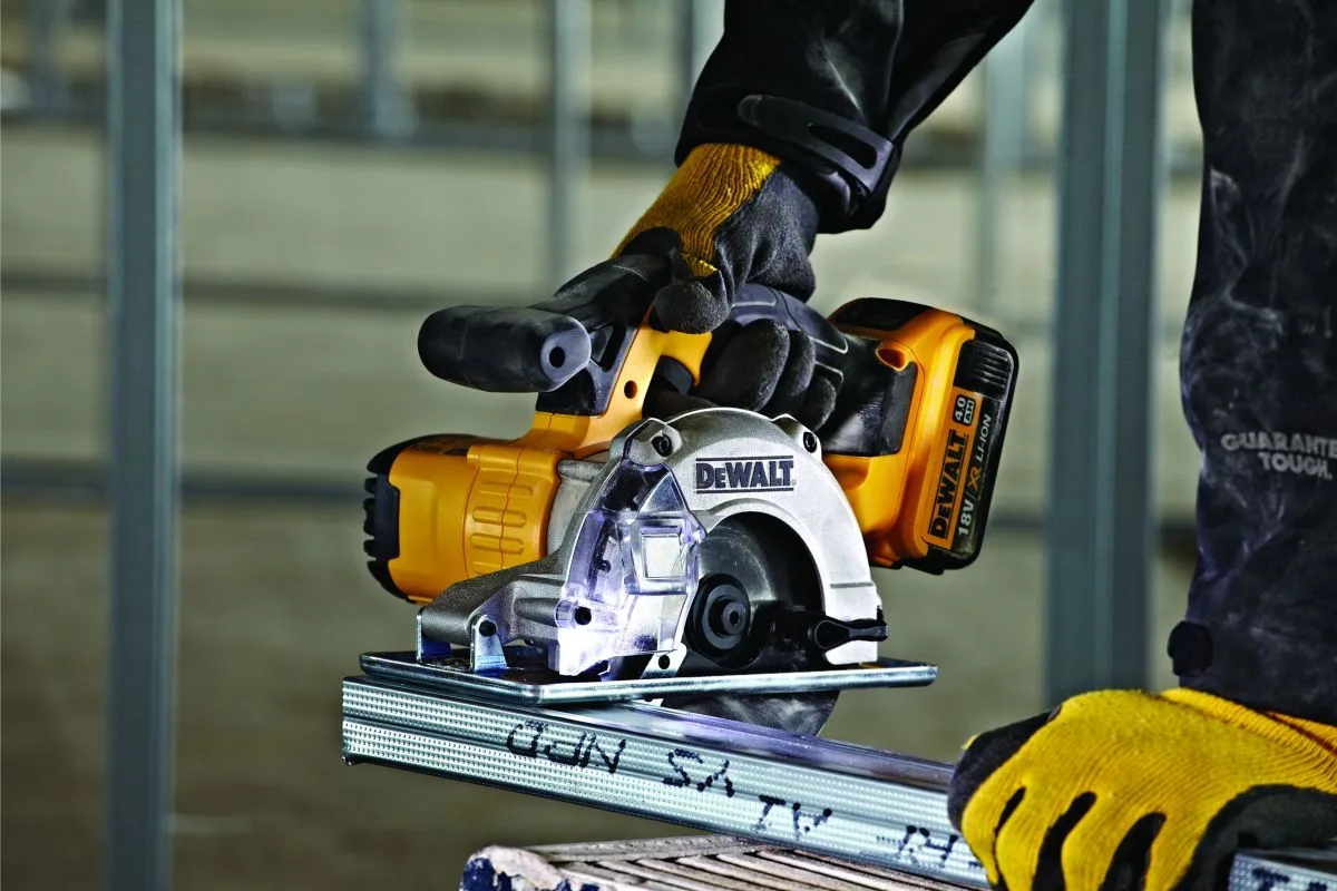Аккумуляторная дисковая пила DeWALT DCS373NT — фото 6 из 8