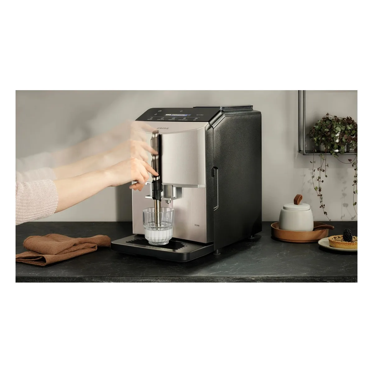 Автоматическая кофемашина Siemens EQ300 TF303E08, бежевый — фото 2 из 4